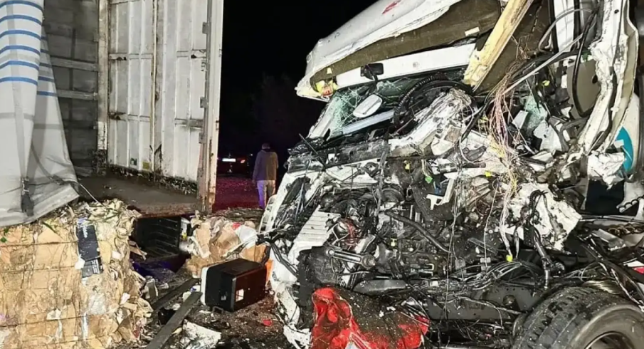 Пет коли и БГ камиона се нанизаха челно при Лесово, има жертва