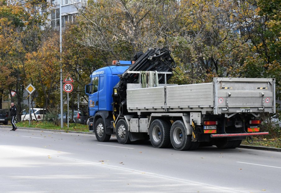 НА КАПИТАН АНДРЕЕВО: Шофьор почина в кабината на камиона си след удар в ограда