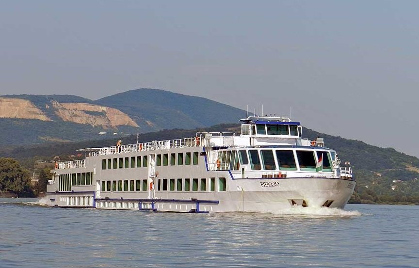 Круизен кораб с над 200 души на борда заседна в река Дунав