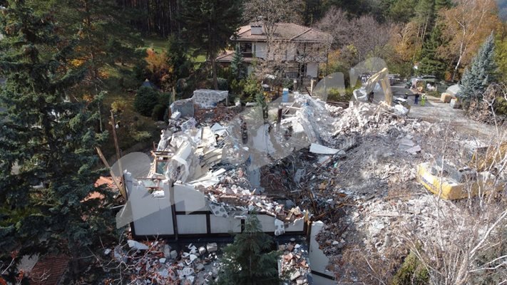 Сараят на Ахмед Доган в Бояна е напълно разрушен (ВИДЕО ОТ ДРОН/СНИМКИ)