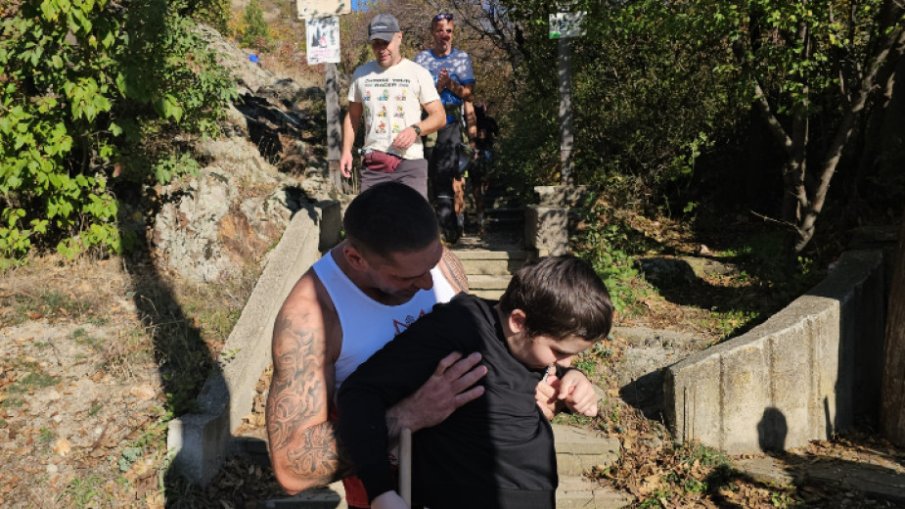 Баща изкачи 12 пъти Карандила, за да събере пари за лечението на сина си