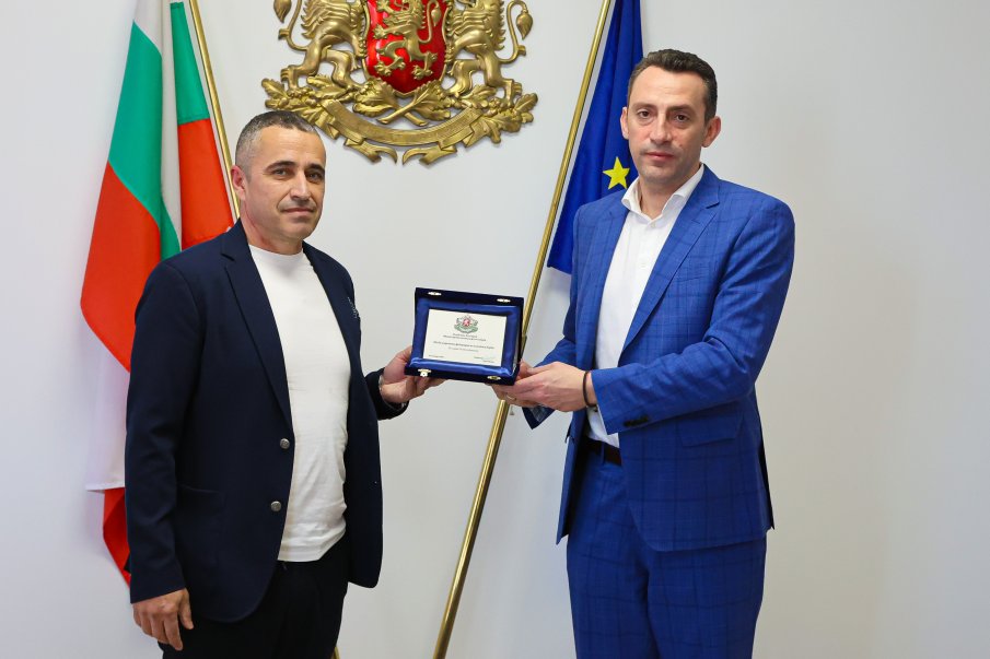 Министър Иван Пешев награди световните шампиони по канадска борба