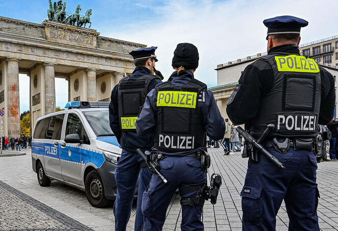 Оскверниха с руски пропагандни символи десетки военни надгробни плочи в Берлин