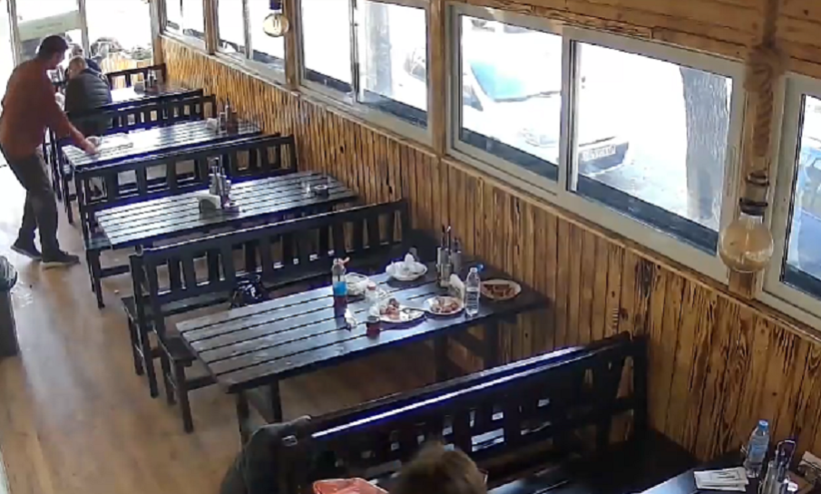 Агресивен тип нахлу с нож в заведение в София и започна да троши наред