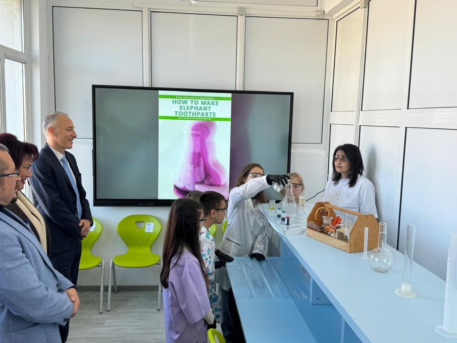 Красимир Вълчев откри нов STEM център с пет технологични кабинета в Панагюрище