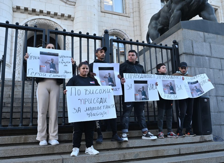 Едноминутно мълчание в памет на 15-годишния Краси, намушкан в столичен мол (СНИМКИ)