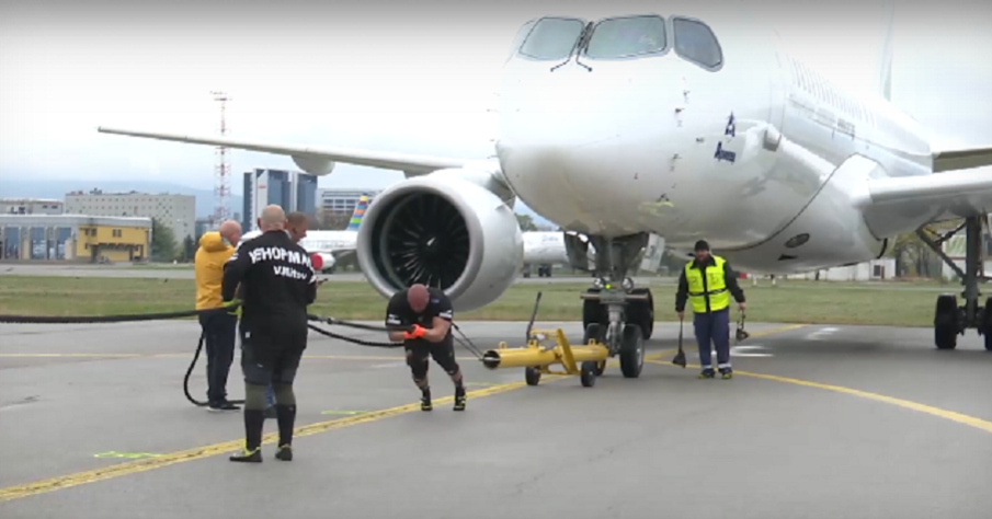 УСПЯХА: Двама българи издърпаха 40-тонен самолет