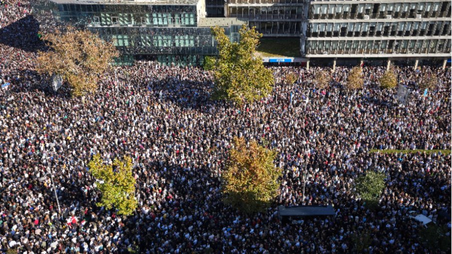 Десетки почетоха паметта на загиналите на жп гарата в Нови Сад