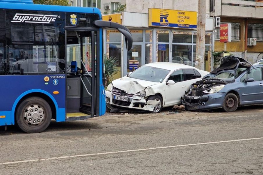 Автобус и коли се натресоха при верижна катастрофа в Бургас