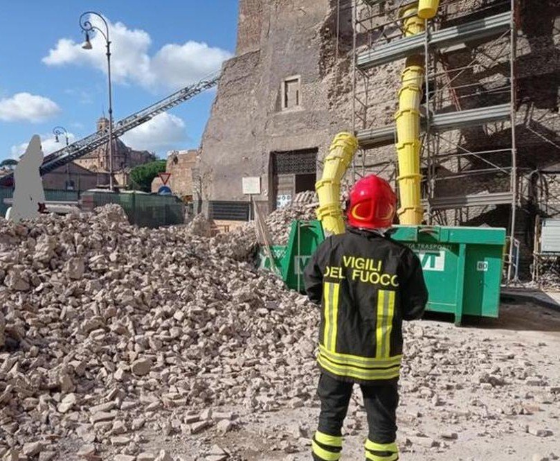 Рухнала кула в Рим рани трима работници