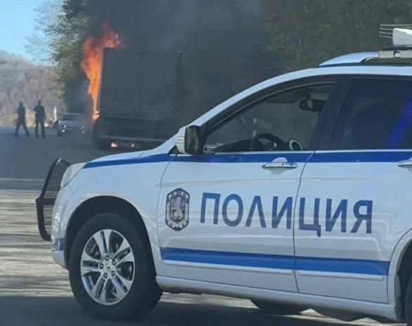 Горящ камион затвори Прохода на Републиката