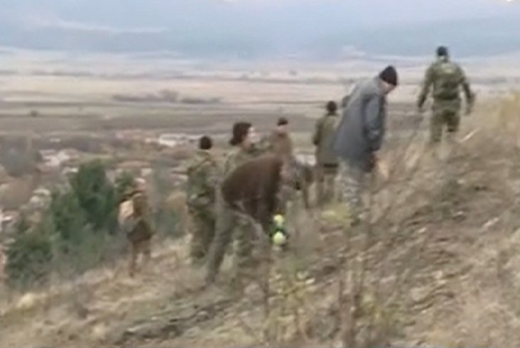 Горски и военни възстановяват изпепелена гора - засадиха 1113 фиданки черен бор