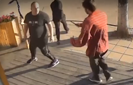 ЕКШЪН: Луд троши и напада с нож хора в пълно заведение