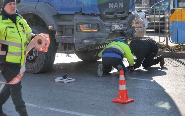 Камион блъсна и уби жена във Варна (СНИМКИ 18+)