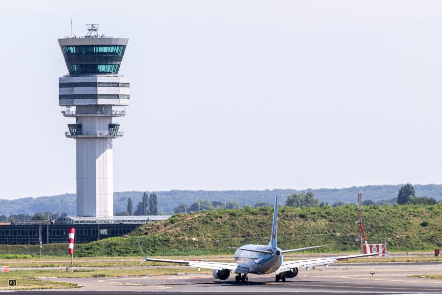 ЗАРАДИ ДРОНОВЕ: Затвориха летището в Брюксел