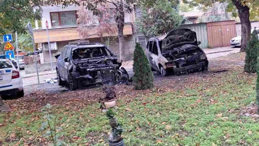 Две коли изгоряха напълно в Пловдив