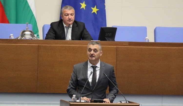 Кирил Добрев: Потребителите вече няма да бъдат наказвани с неустойки при промяна на цените от мобилните оператори