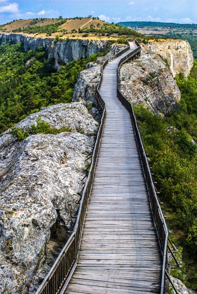 Мъж на 22 години загина, падайки от крепостта Овеч