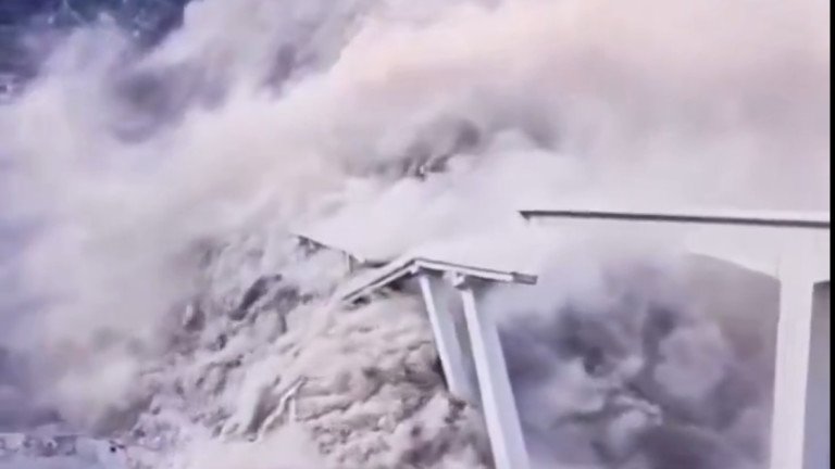 Срути се новооткрит мост в Китай