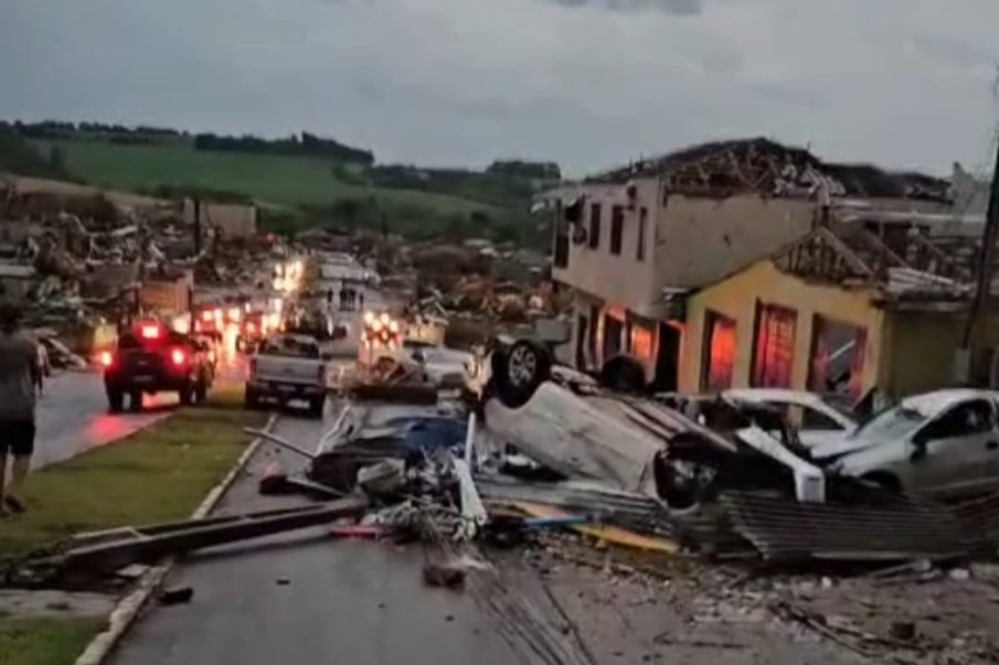 Най-малко петима души загинаха в торнадо в Бразилия