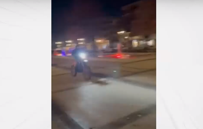 Опасно шофиране: Деца караха мотори на площад в Перник