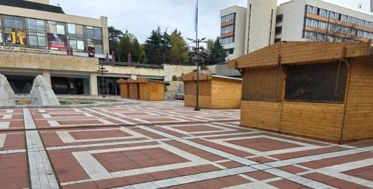 Започна изграждането на коледното градче в Благоевград