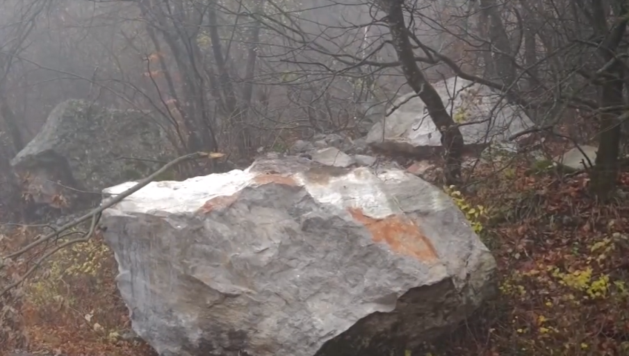 50-тонна скала падна от 50 метра височина, разцепи пътя за Околчица