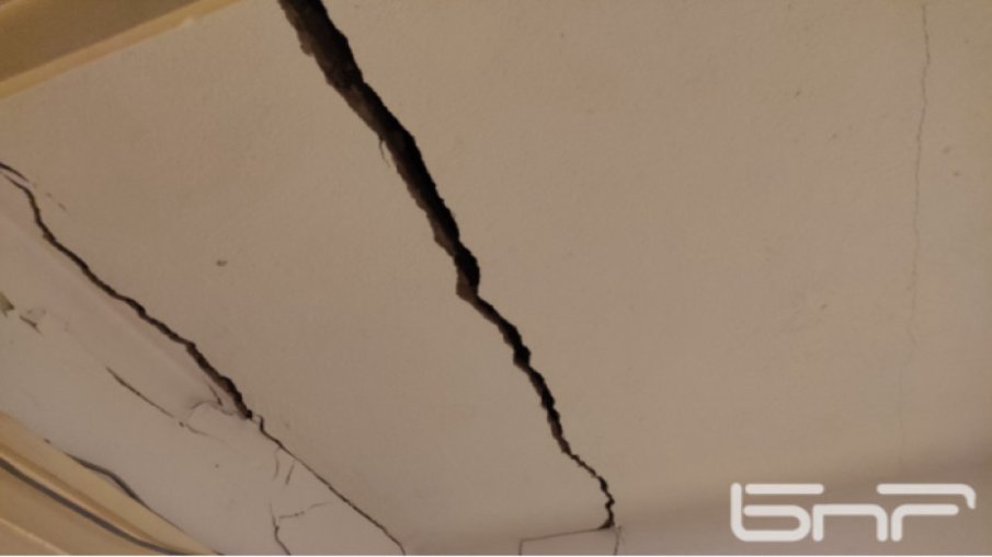 Полицията охранява евакуирания заради напуквания блок в столичния Хаджи Димитър