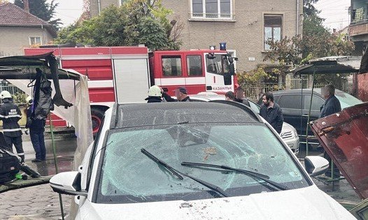 Кола се вряза в сергиите на пазара в Казанлък