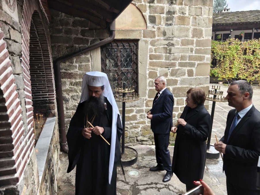 Румен Петков отдаде почит на патриарх Максим в Троянския манастир