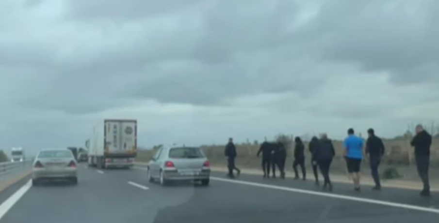 Хаос на АМ Хемус, разхождат се мъже с бухалки