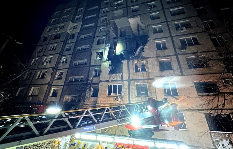 Руска атака уби жена, рани деветима и разкъса 9-етажна сграда