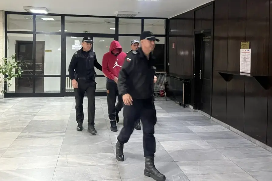 РЕШЕТКИ: Задържат под стража мъжа, който наръга жена в центъра на Благоевград