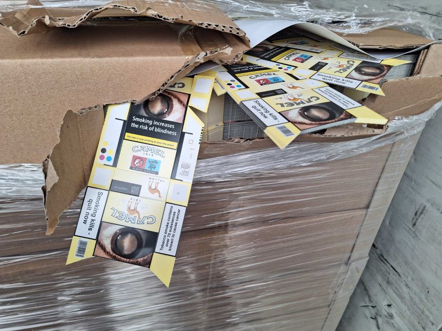 Над 20 тона заготовки за цигарени кутии задържаха митничарите във Видин (СНИМКИ)