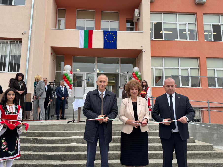 Министър Вълчев откри две изцяло обновени училища в Пещера