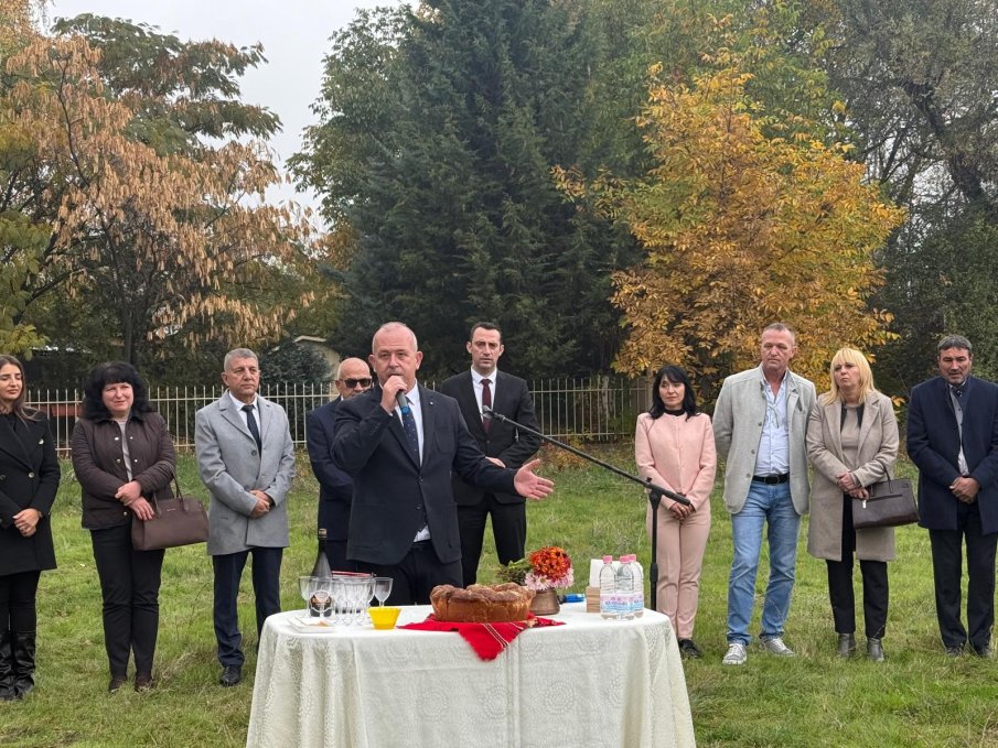 Министър Иван Пешев даде старт на изграждането на нов спортен комплекс в Пещера