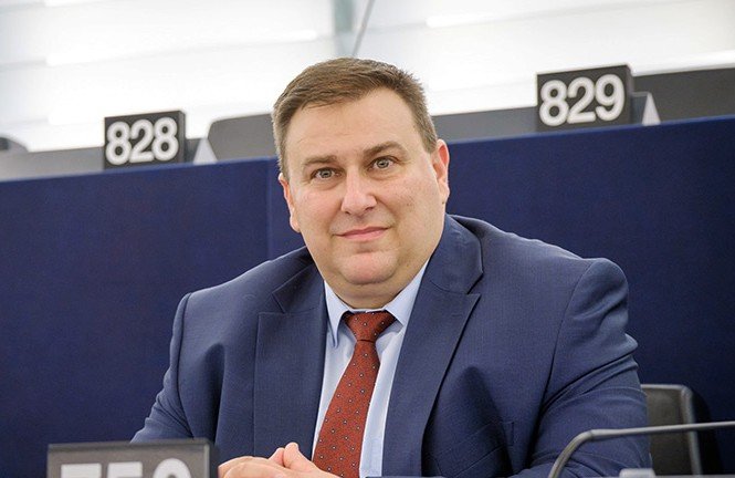 Евродепутатът Емил Радев иска законодателни промени, свързани с продажбата на служебни кучета и коне