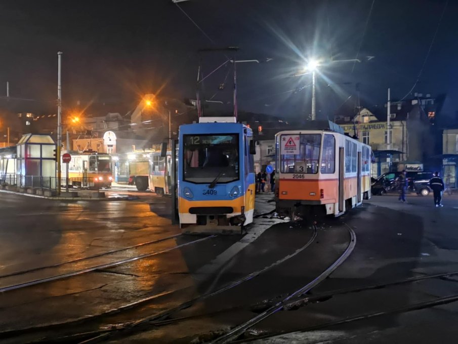 МЕЛЕ ПО ТЪМНА ДОБА: Катастрофа между два трамвая и микробус до Централна гара в София (СНИМКИ)