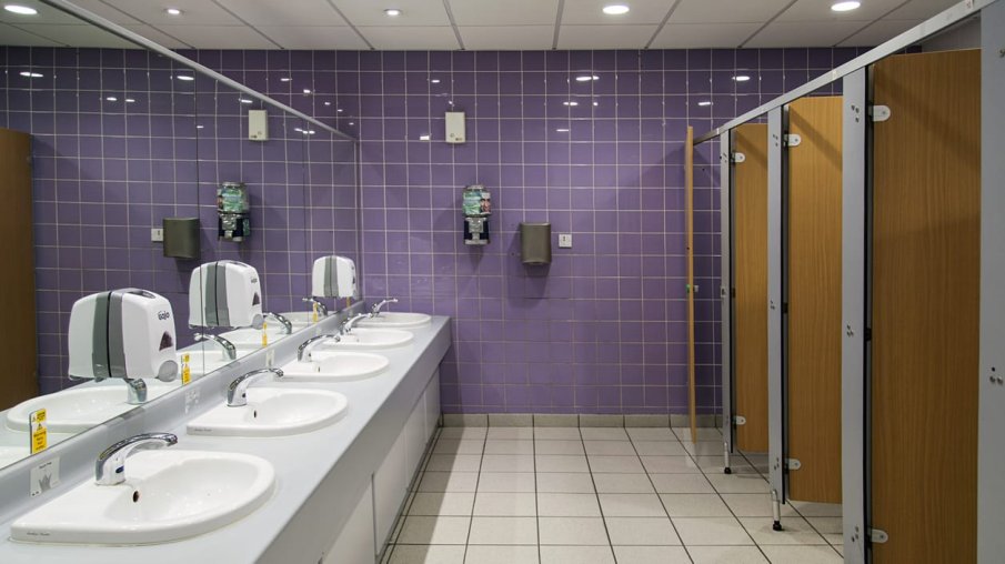 Арестуваха служител за предполагаемо заснемане на клиентка в тоалетна