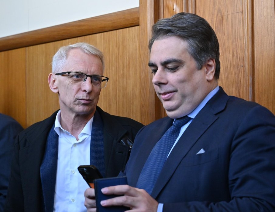 СМЯХ В ЗАЛАТА: Вижте как Асен Василев смята да громи корупцията в Промяната