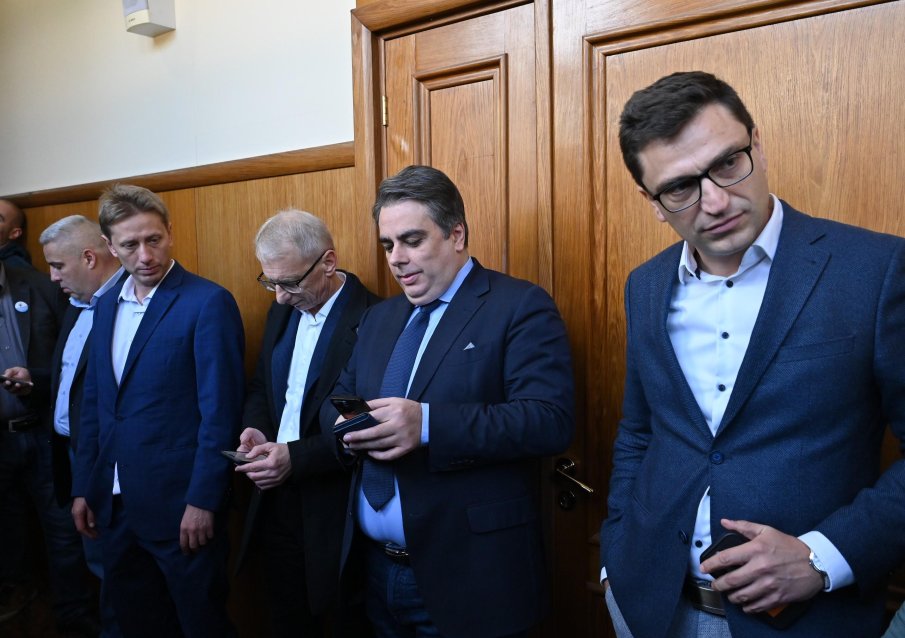 ВРАЧКА: Тежки ТРУСОВЕ в ППДБ - обкръжението на Кокорчо му подлива вода, задава се и провал на президентските избори - ето кой го предвеща...