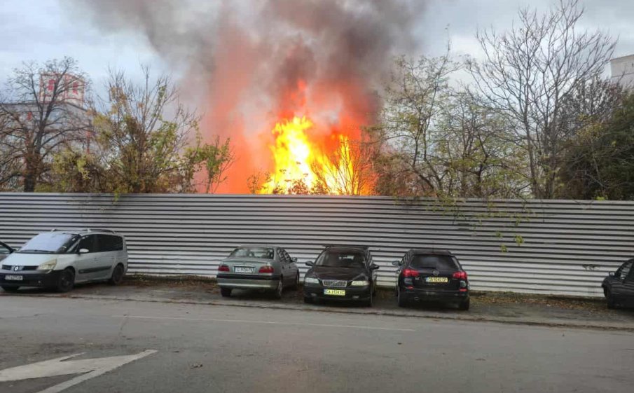 ПЪРВО В ПИК! Пожар лумна близо до Централния софийски затвор (СНИМКИ)