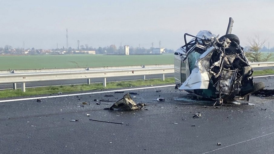 Фатален сблъсък край Сливен: Жена загина, а дете е ранено след катастрофа между кола и камион