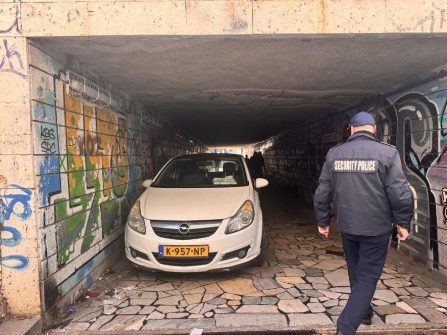 Кола с регистрация от Нидерландия паркира във варненски подлез