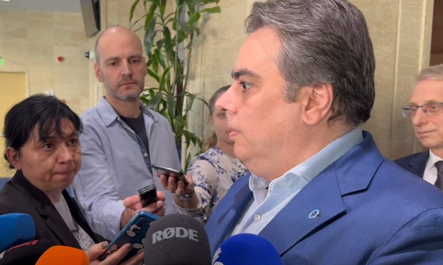 ИЗВЪНРЕДНО! Асен Василев пребледня след новината, че Румен Спецов ще е особен управител на Лукойл, а Явор Божанков...