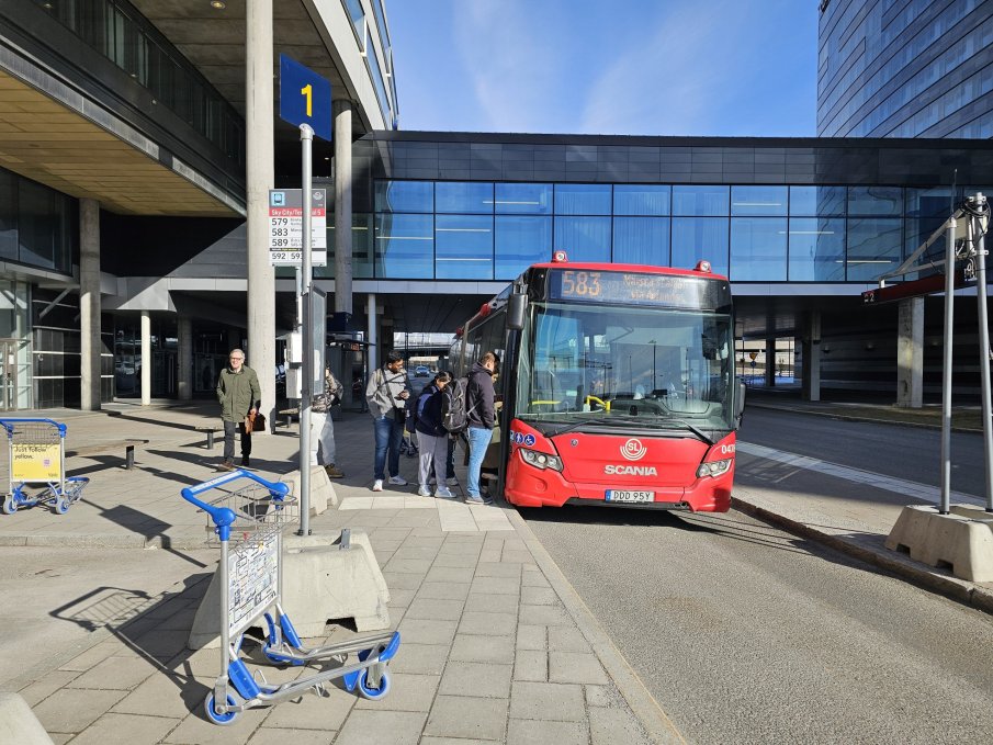 Автобус се вряза в опашка от хора в центъра на Стокхолм, има загинали и ранени