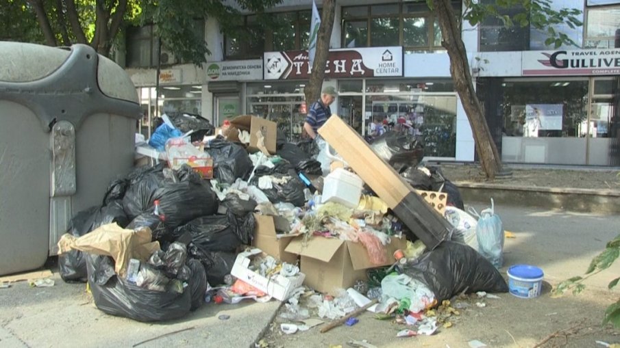 ПО СТЪПКИТЕ НА СОФИЯ: Криза с боклука в Скопие, забраниха на гражданите да го изхвърлят нощно време