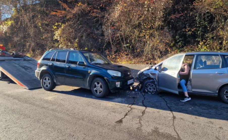 Челен удар между две коли затруднява движението на пътя Рожен - Смолян