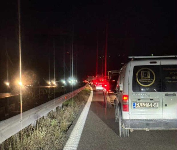 Ремарке пламна на АМ Тракия, блокира трафика