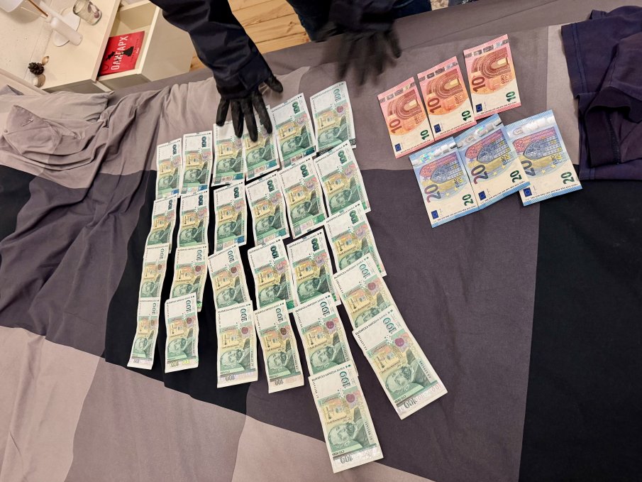 Прокуратурата извади на показ ВЕЩЕСТВЕНИ ДОКАЗАТЕЛСТВА от аферата с подкупа на Драгоман (СНИМКИ)